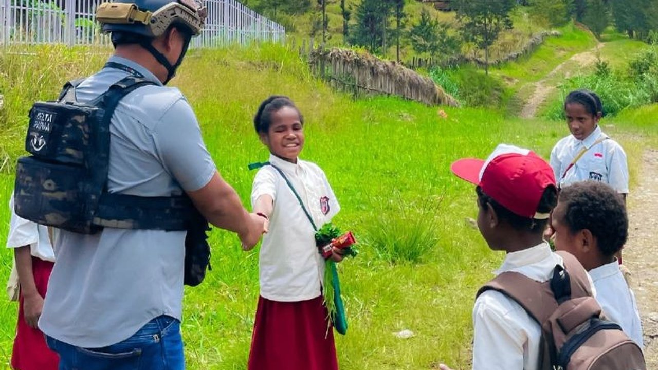 Personel Satgas Operasi Damai Cartenz-2025 melakukan patroli dialogis di Ilaga, Kabupaten Puncak, Papua Tengah, untuk menciptakan keamanan dan mencegah gangguan KKB, sekaligus mendukung kelancaran pendidikan.