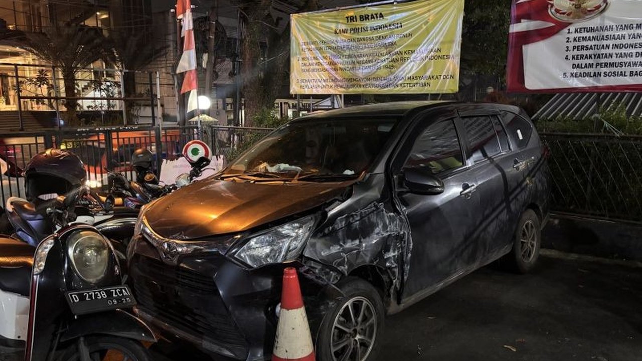 Polrestabes Bandung menangkap seorang anak berusia 14 tahun yang mencuri mobil Toyota Calya di Apartemen Gateway bersama adiknya, kemudian dikembalikan ke orangtua setelah korban mencabut laporan.