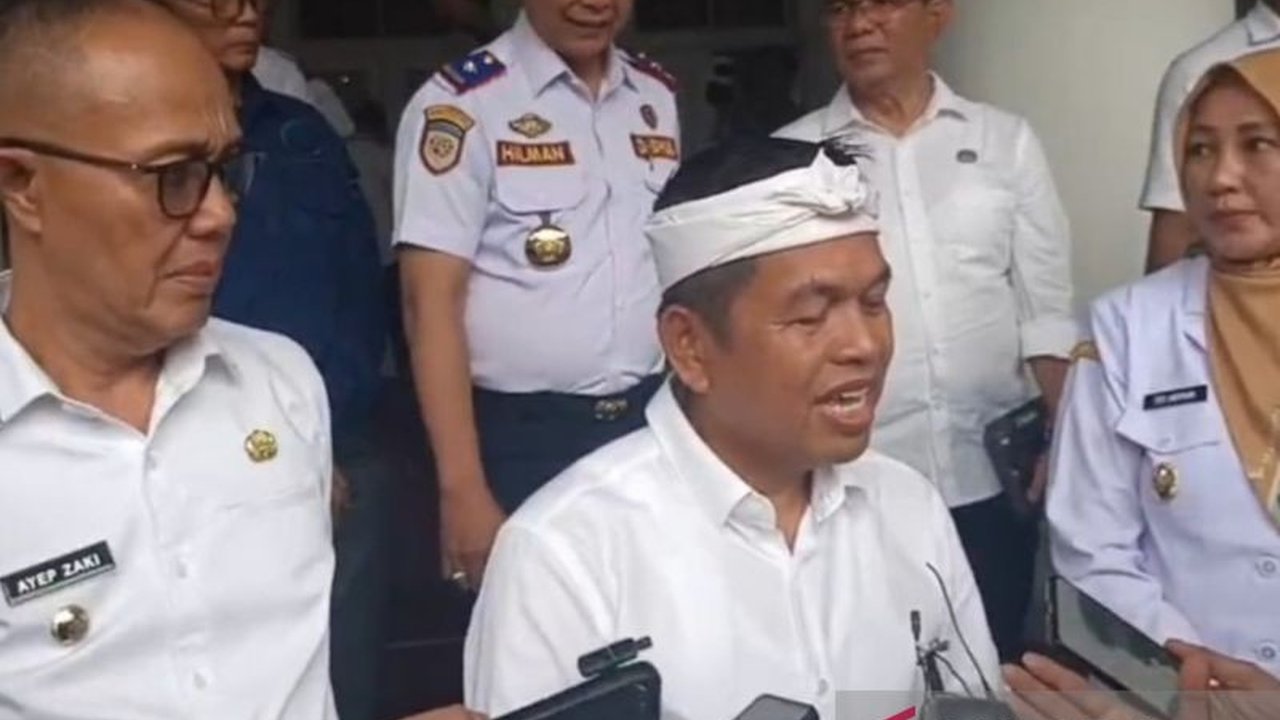 Pengamat pendidikan UPI, Cecep Darmawan, menilai program wajib militer Gubernur Jawa Barat untuk anak bermasalah kontradiktif dengan pedagogi dan menyarankan pendidikan bela negara sebagai alternatif.