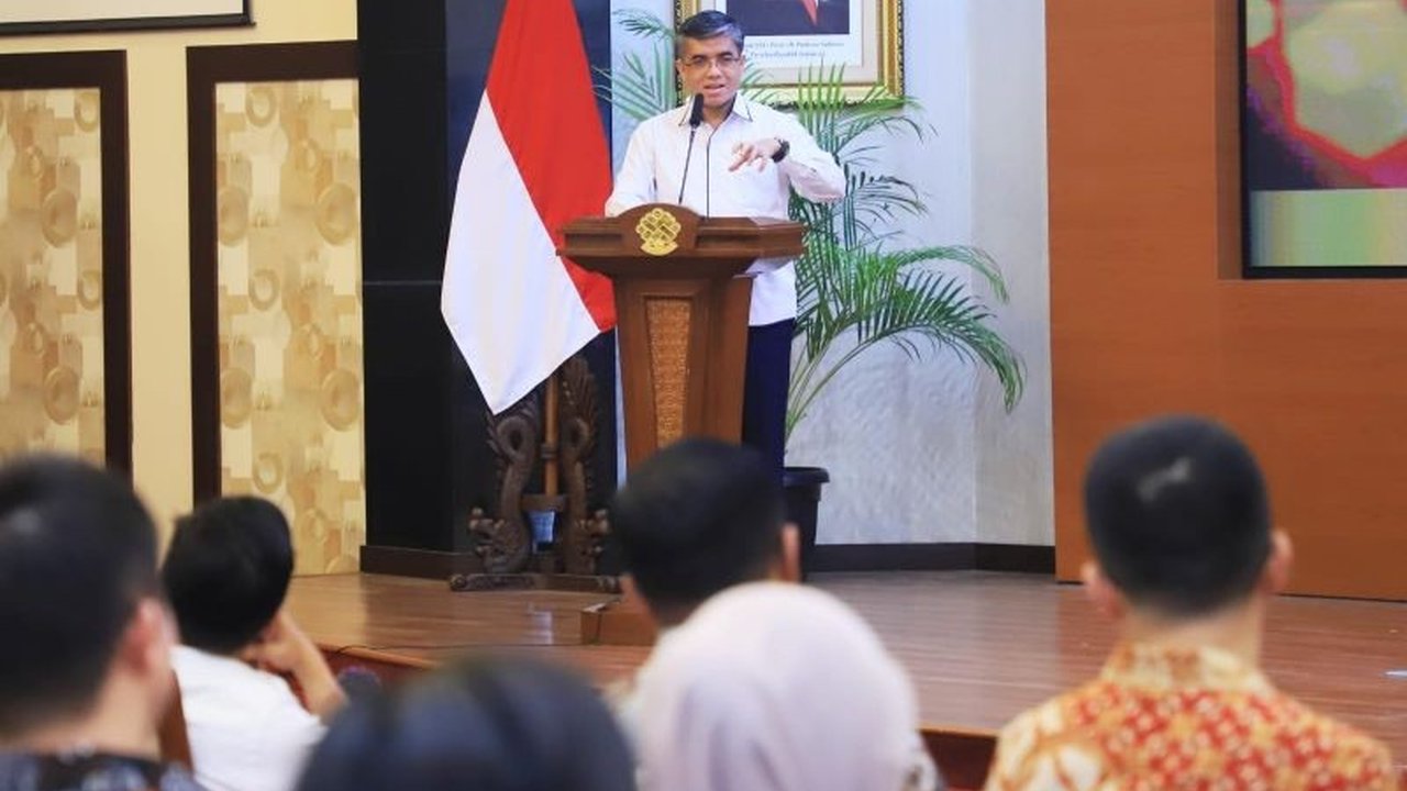 Menteri Ketenagakerjaan mengajak perusahaan yang mempekerjakan Tenaga Kerja Asing (TKA) untuk berkolaborasi dalam memberdayakan Tenaga Kerja Mandiri (TKM) demi ekosistem ketenagakerjaan Indonesia yang lebih kuat.