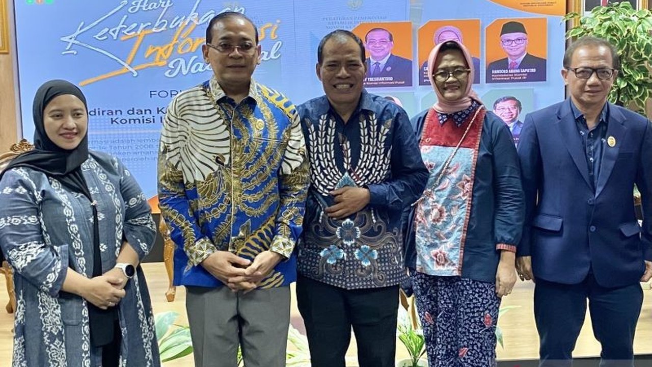 Ketua Komisi Informasi Pusat (KIP) memberikan laporan positif terkait monitoring dan evaluasi keterbukaan informasi publik, namun menyoroti perlunya peningkatan pada perguruan tinggi negeri, lembaga non-struktural, dan BUMN.