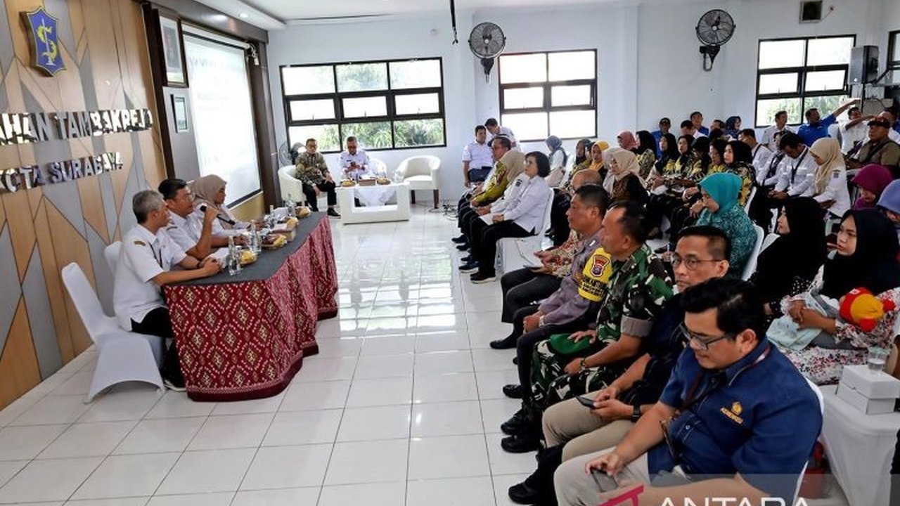 Pemerintah menjadikan 10 kelurahan di Surabaya sebagai percontohan program Koperasi Merah Putih untuk pemberdayaan ekonomi masyarakat, dengan fokus pada tujuh kegiatan utama yang disesuaikan dengan kebutuhan lokal.