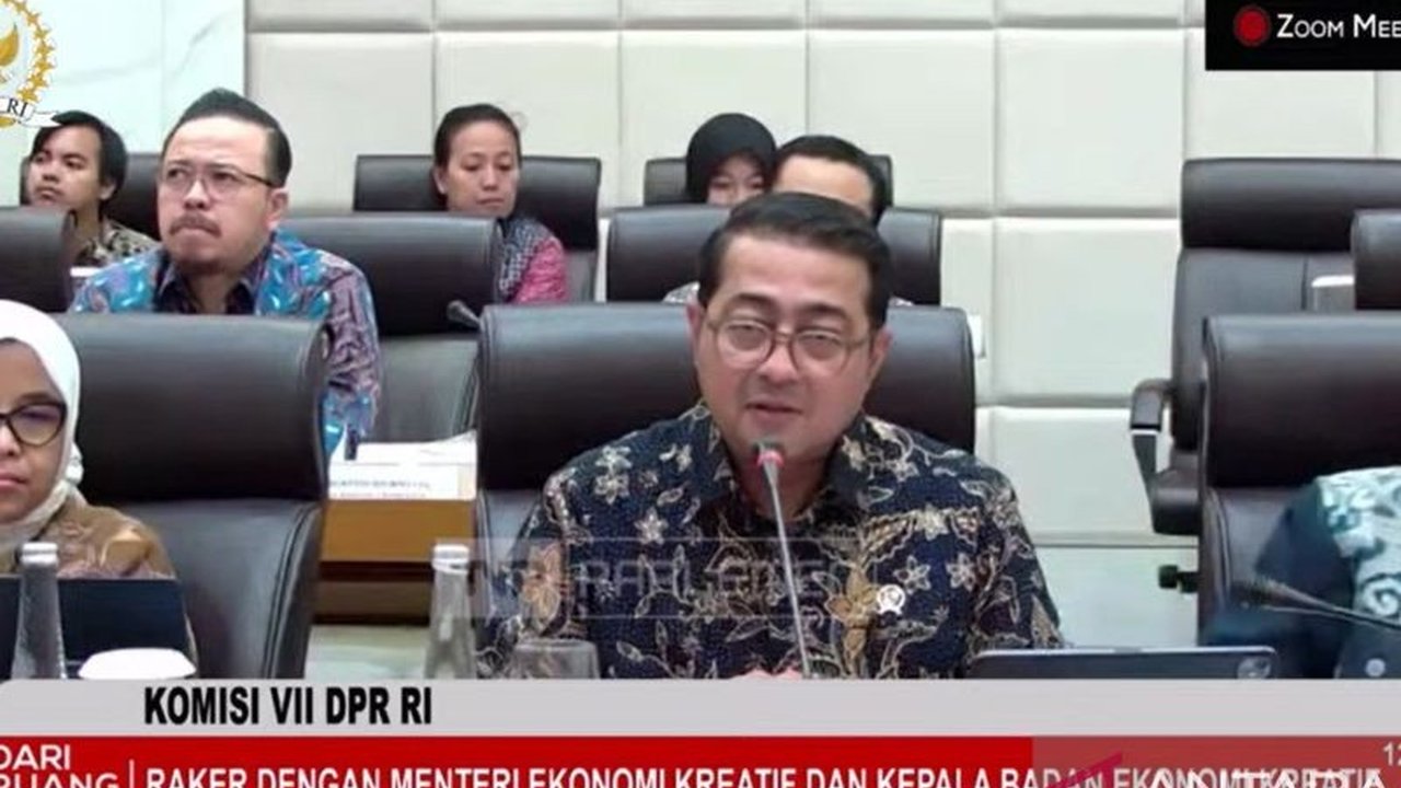 Menteri Ekonomi Kreatif RI, Teuku Riefky Harsya, mengungkapkan tiga tantangan utama pengembangan ekonomi kreatif Indonesia: akses pendanaan, literasi keuangan, dan iklim investasi yang kurang kondusif.