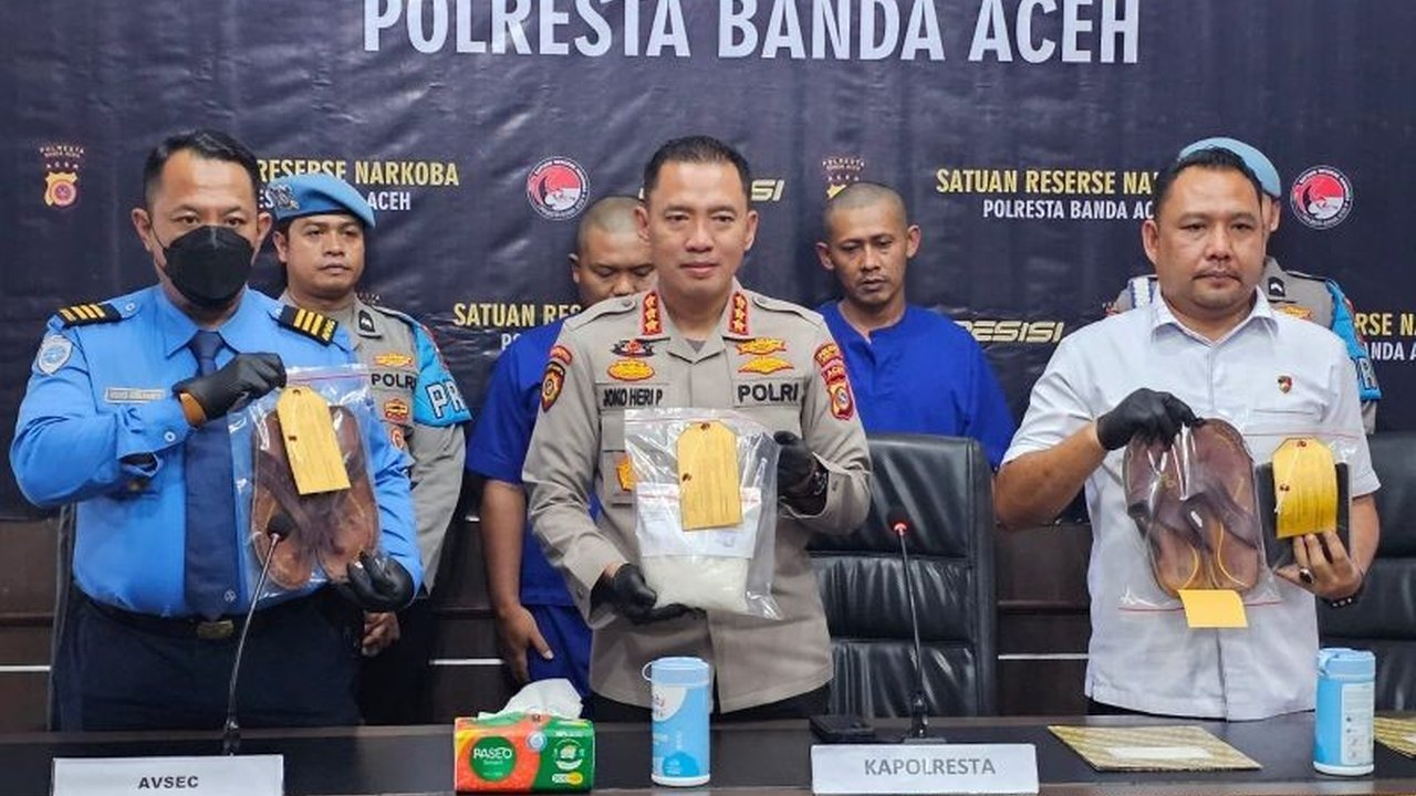 Dua pria asal Bogor, Jawa Barat, ditangkap di Bandara Sultan Iskandar Muda (SIM) Aceh Besar karena menyelundupkan 900 gram sabu-sabu yang disembunyikan di dalam sandal mereka.