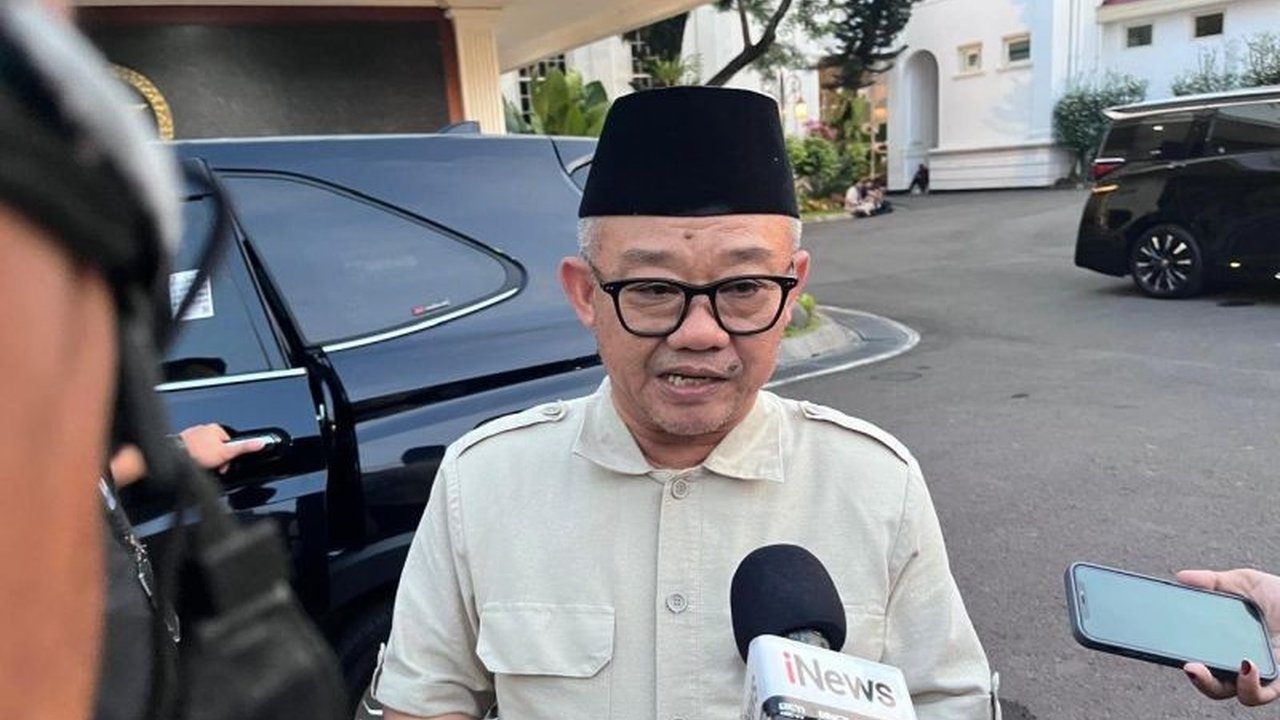 Mendikbudristek Abdul Mu'ti enggan berkomentar terkait rencana Gubernur Jawa Barat Dedi Mulyadi membina siswa nakal di barak TNI, menyatakan baru mengetahui rencana tersebut dari media.