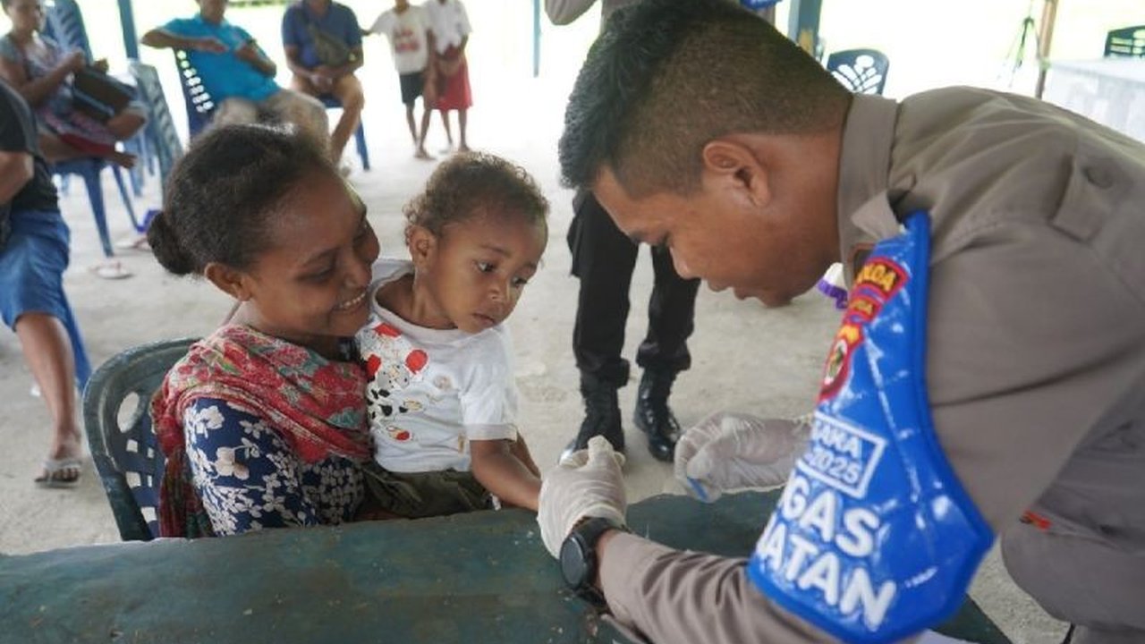 Satgas Keladi Sagu Polres Jayapura laksanakan pemeriksaan kesehatan gratis dan sosialisasi hidup sehat di Kampung Kehiran 2, Sentani, Kabupaten Jayapura, membantu warga dengan akses layanan kesehatan terbatas.