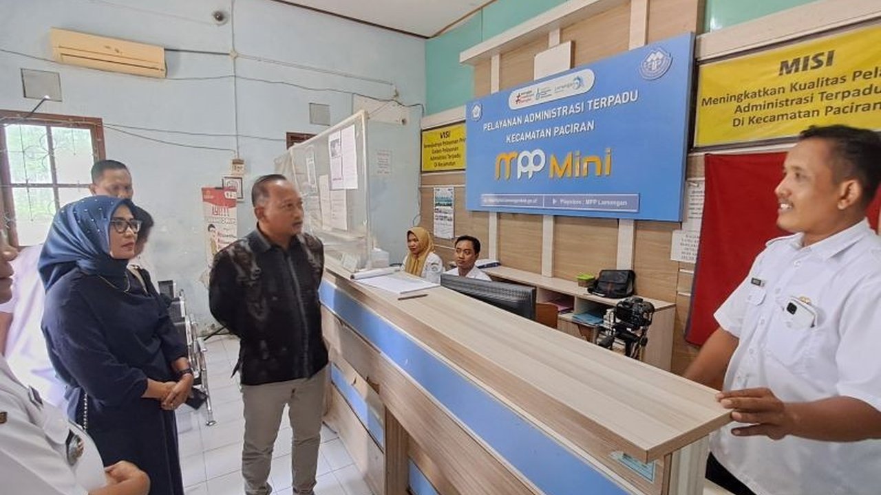 DPRD Lamongan melakukan sidak ke Kecamatan Paciran untuk memastikan pelayanan administrasi kependudukan, khususnya distribusi blangko e-KTP, berjalan lancar dan mengatasi kendala keterlambatan.
