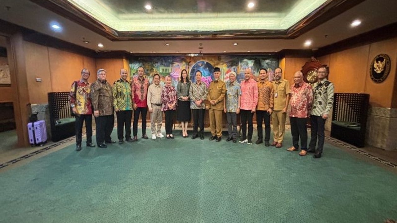 Gubernur Sumbar, Mahyeldi, memaparkan potensi wisata halal dan alam Sumbar kepada Menpar, mengajak kolaborasi untuk memajukan sektor pariwisata daerah, termasuk menggelar kembali Tour de Singkarak.