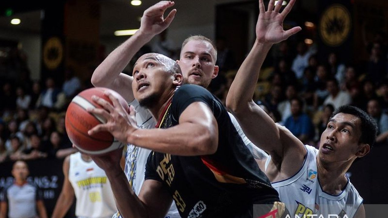 Pelatih Dewa United, Pablo Favarel, memuji Arki Wisnu sebagai pemain hebat dan pembeda yang berkontribusi besar pada 10 kemenangan beruntun tim di IBL 2025.