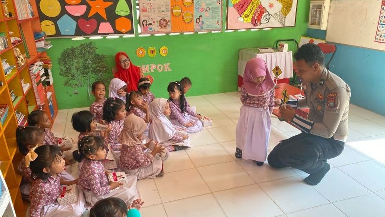 Polres Lingga melalui program Polsanak edukasi anak PAUD Sakura di Dabo Singkep tentang tertib berlalu lintas, membangun karakter disiplin dan sadar aturan sejak dini.