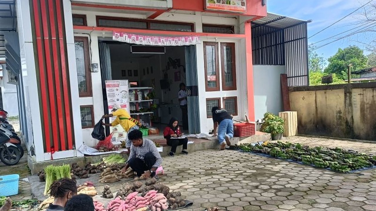 Toko Tani Indonesia di Mimika, Papua Tengah, terbukti membantu petani OAP memasarkan hasil kebun mereka, menstabilkan harga pangan, dan meningkatkan kesejahteraan masyarakat.