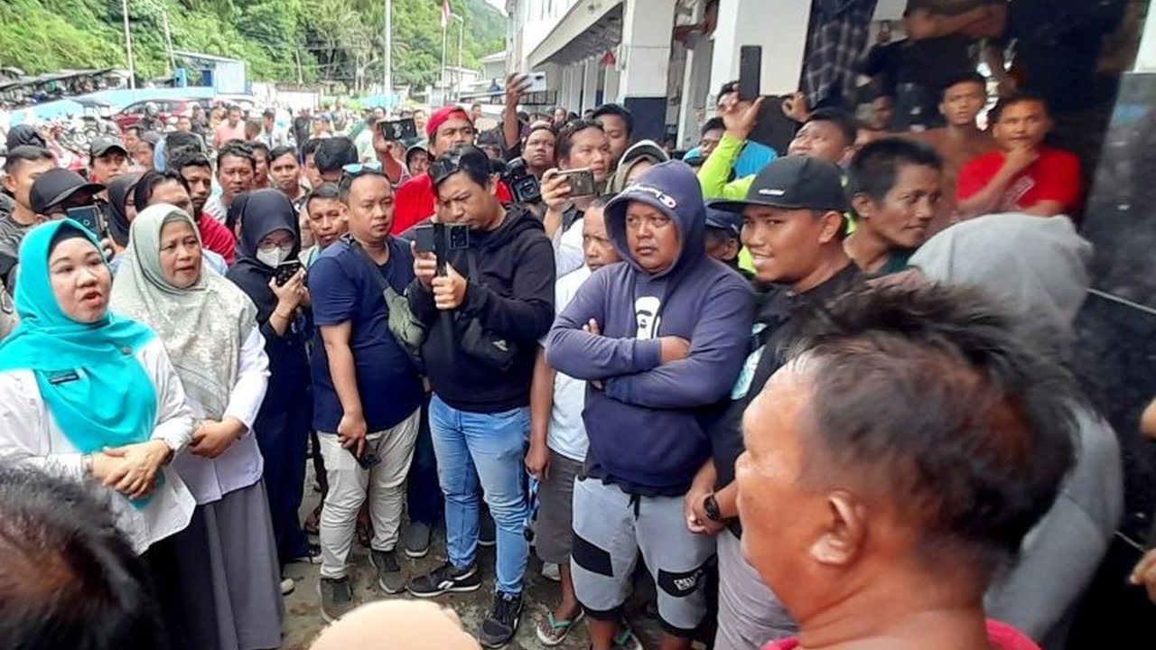 UPTD Pelabuhan Perikanan Tenda Gorontalo akan relokasi pedagang bahan pokok dan ikan ke Pasar Sentral, namun pedagang menolak karena alasan biaya sewa dan lokasi yang kurang strategis.