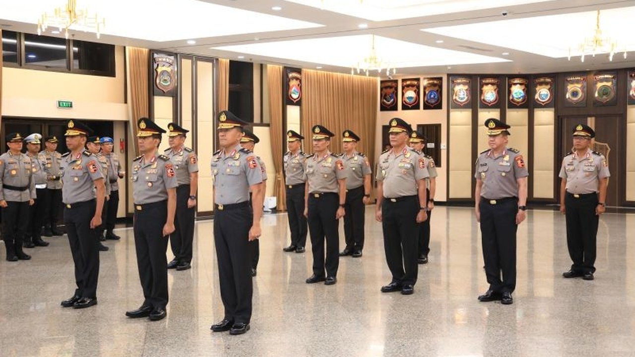 Kapolri Jenderal Listyo Sigit Prabowo memberikan kenaikan pangkat kepada 13 perwira tinggi Polri sebagai bentuk penghargaan atas dedikasi dan kinerja mereka yang luar biasa.