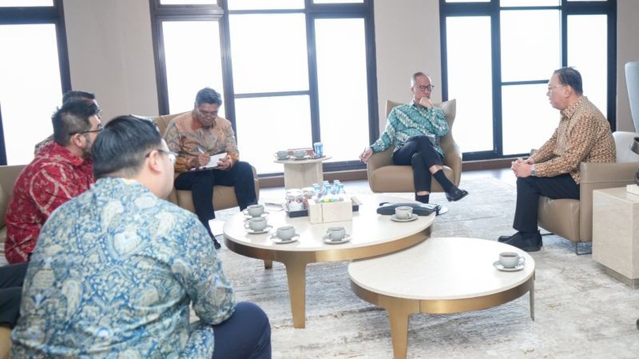 Menperin Agus Gumiwang Kartasasmita berupaya mencari solusi kelangkaan bahan baku kelapa untuk industri pengolahan dalam negeri, di tengah persaingan ekspor dan kebutuhan konsumsi domestik yang tinggi.