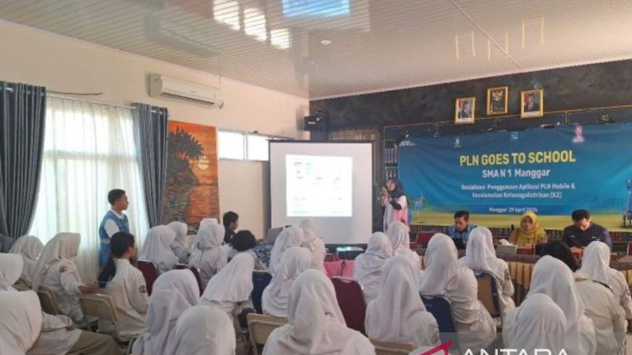 Srikandi PLN UP3 Belitung memberikan edukasi keselamatan ketenagalistrikan dan mengenalkan aplikasi PLN Mobile kepada siswa SMA Negeri 1 Manggar, Belitung Timur.