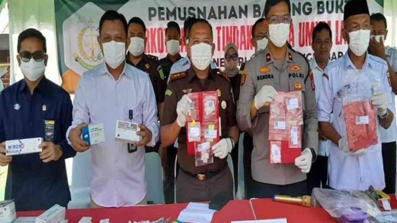 Kejaksaan Negeri Kotawaringin Barat memusnahkan lebih dari 1 ton barang bukti narkoba, obat-obatan terlarang, dan senjata tajam untuk mencegah penyalahgunaan dan memberikan efek jera kepada pelaku kejahatan.