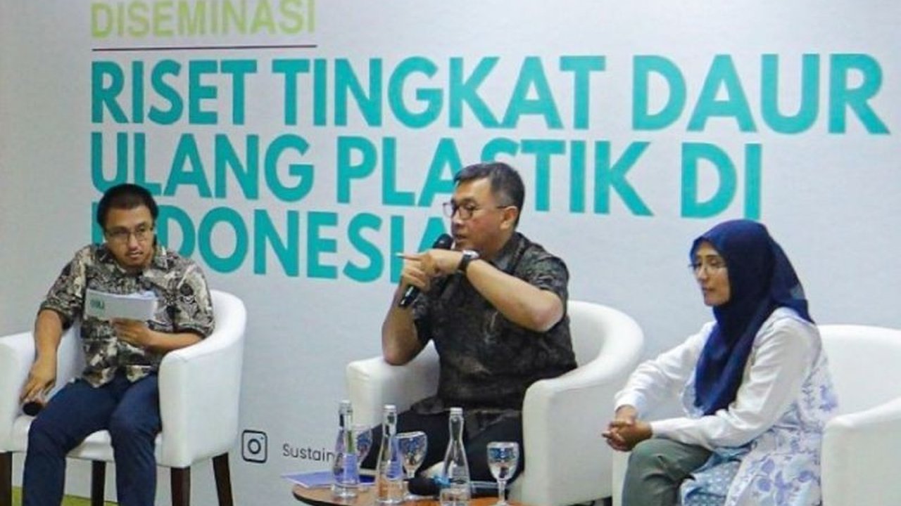 Studi SWI dan IPR menunjukkan kinerja daur ulang plastik di Indonesia cukup baik, dengan tingkat daur ulang botol PET mencapai 71 persen dan HDPE rigid 60 persen, serta berkontribusi terhadap ekonomi hingga Rp19 triliun per tahun.