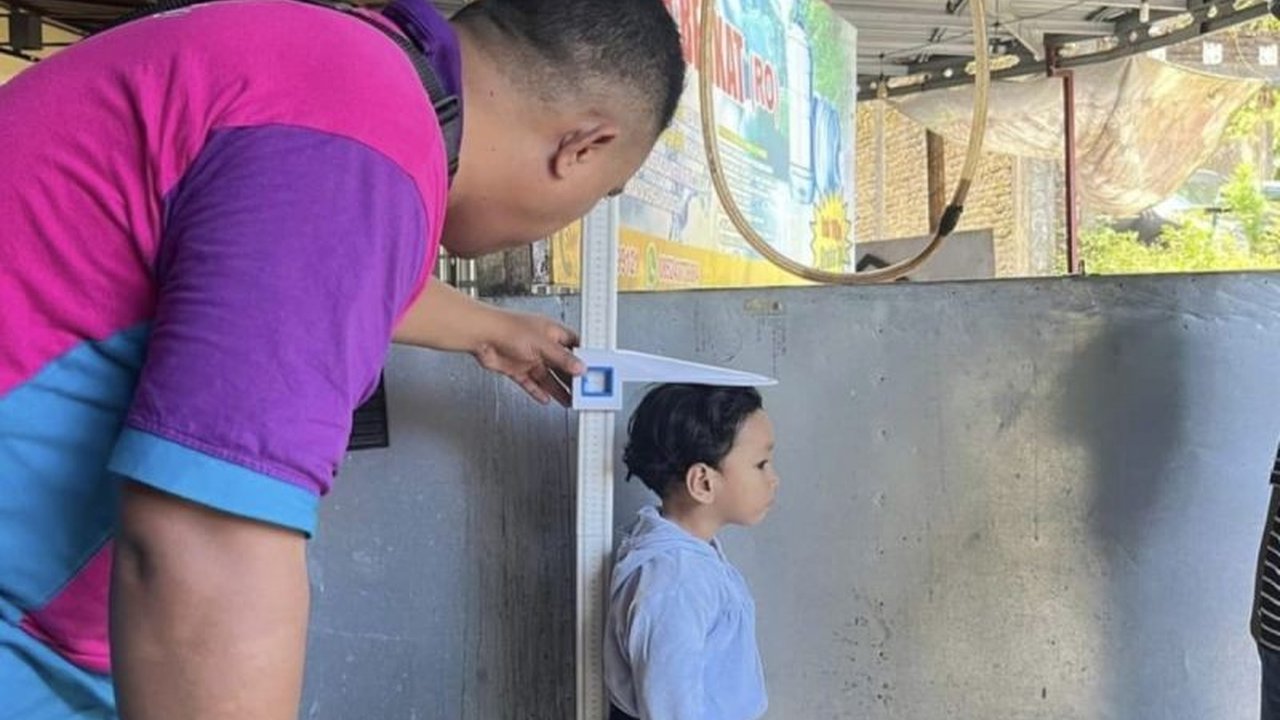 Wali Kota Ambon meminta seluruh kepala desa membangun posyandu yang memenuhi standar pelayanan kesehatan untuk menurunkan angka kekerdilan, dengan memanfaatkan dana desa.