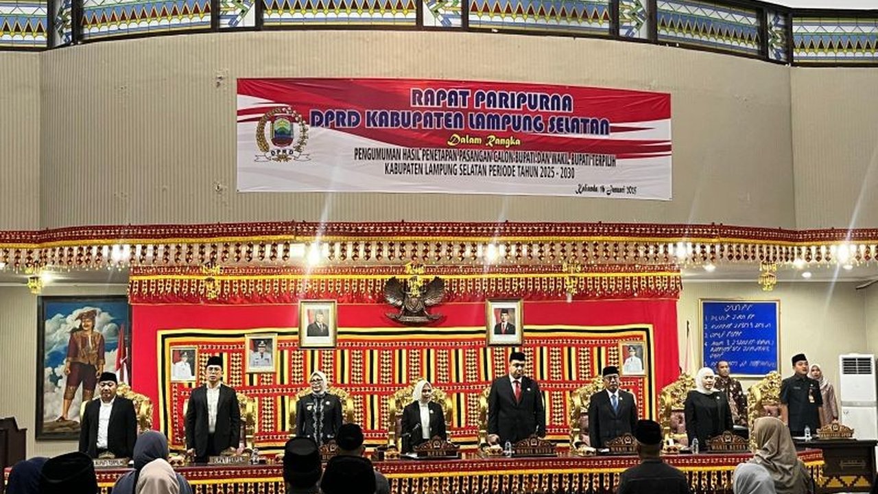 DPRD Lampung Selatan menyerahkan proses hukum kasus ijazah palsu anggota dewan kepada penegak hukum, dua tersangka telah ditetapkan dan terancam UU Sistem Pendidikan Nasional.