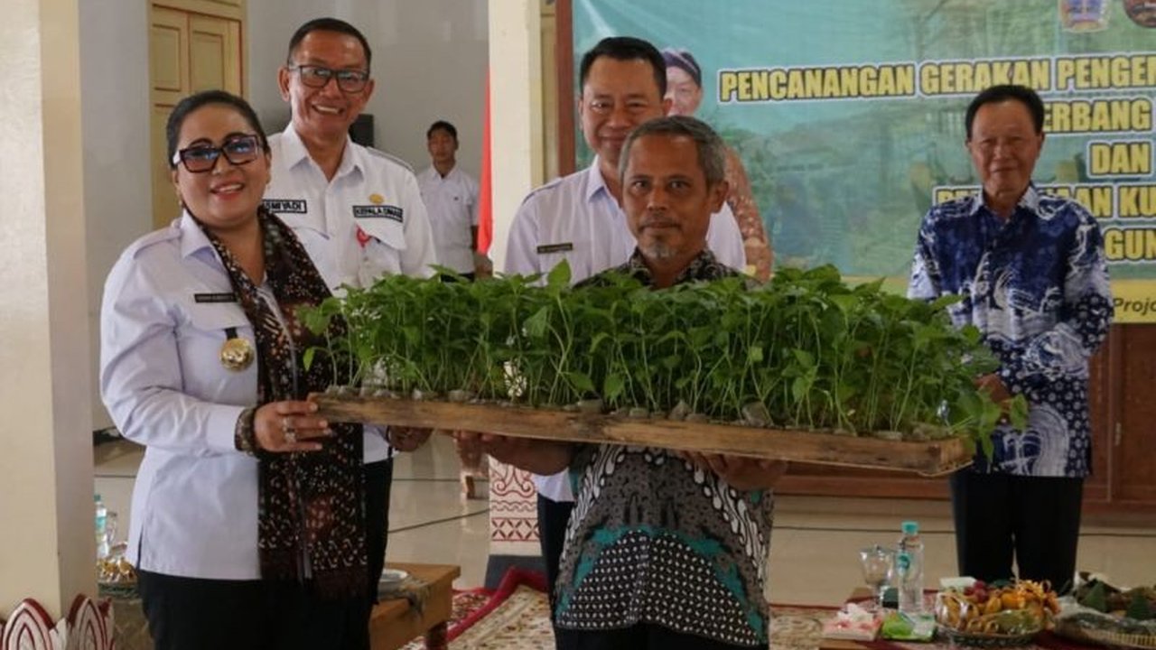 Kabupaten Gunungkidul meluncurkan Gerakan Pengembangan Pangan dan Gizi (Gerbang Pagi) untuk memperkuat ketahanan pangan melalui penanaman di pekarangan rumah dan pelatihan pertanian modern.