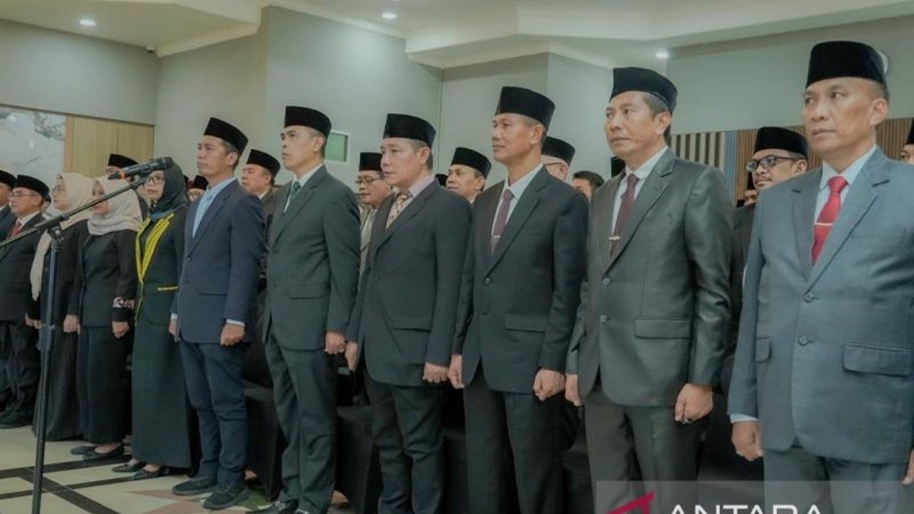 Gubernur NTB, Lalu Muhamad Iqbal, melakukan mutasi besar-besaran terhadap 72 pejabat di lingkungan Pemprov NTB, sebagai fase awal penerapan meritokrasi.