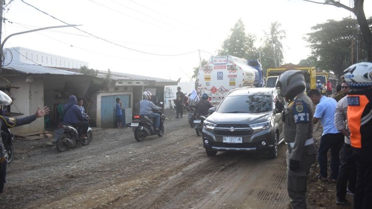 Pemprov Sumsel targetkan pembangunan jalan layang Lettu Karim, Gandus, Palembang selesai Desember 2025 dengan anggaran Rp7,4 miliar untuk mengurangi kemacetan dan kerusakan jalan.