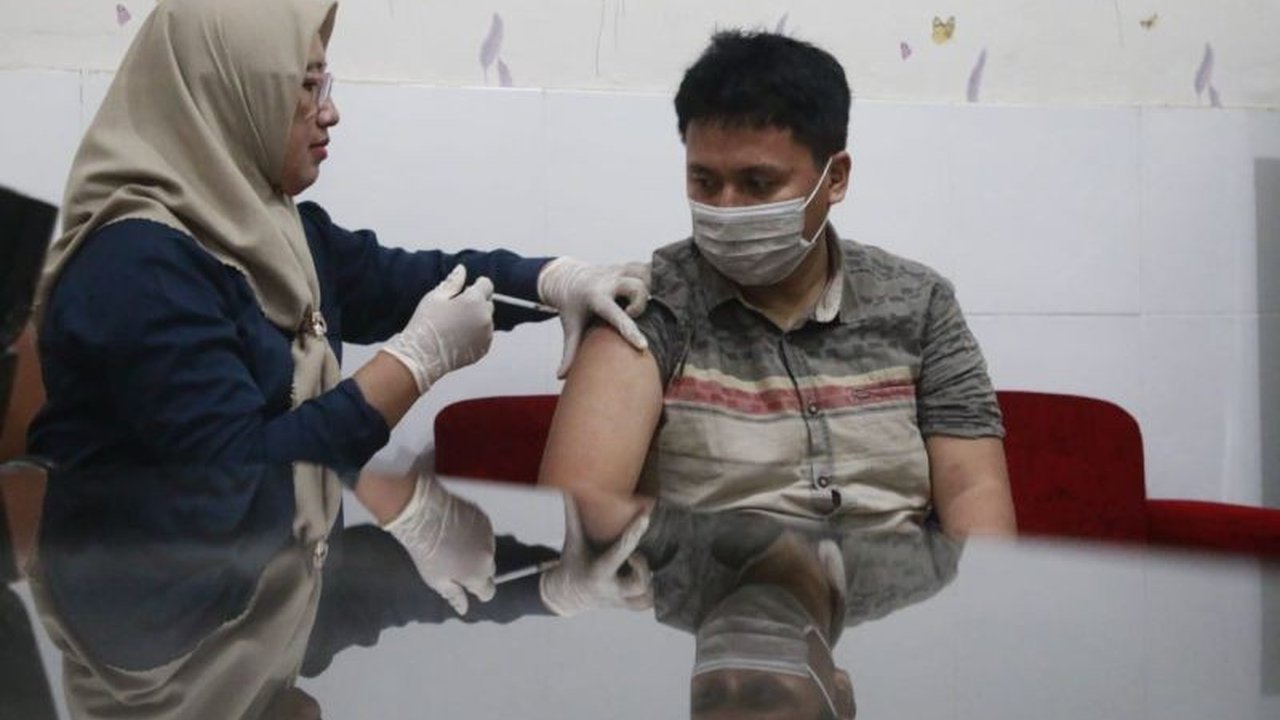 194 calon haji Kota Madiun menjalani vaksinasi meningitis dan polio di enam puskesmas sebagai syarat wajib ibadah haji tahun 2025, sebelum keberangkatan ke Tanah Suci pada 17 Mei 2025.