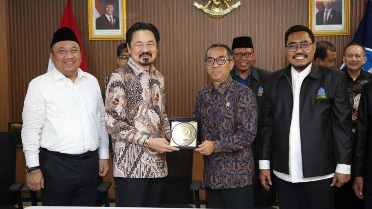 Universitas Sunan Gresik (USG) dan Politeknik Kirana menjalin kerja sama pendidikan vokasi penerbangan, menjamin lulusan langsung bekerja di Lion Air Group.