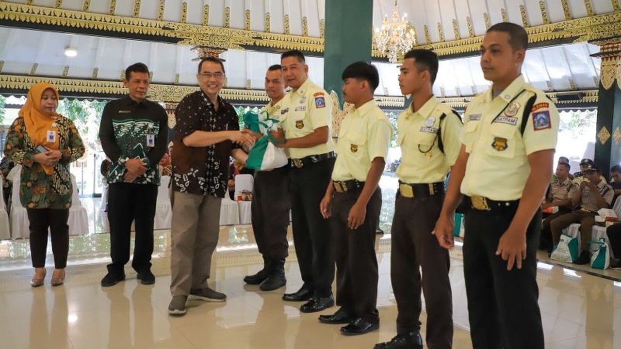 Pemerintah Kabupaten Sleman menyerahkan 641 paket sembako kepada petugas keamanan dan kebersihan sebagai bentuk apresiasi dalam rangka Hari Jadi ke-109 Kabupaten Sleman.