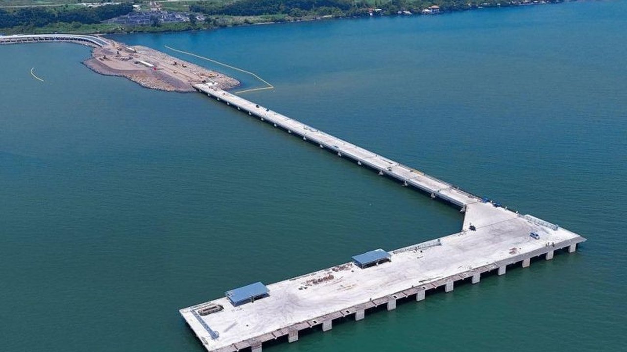 PT Brantas Abipraya membangun terminal multifungsi di KIT Batang untuk meningkatkan efisiensi logistik dan pertumbuhan ekonomi di Jawa Tengah, dilengkapi fasilitas lengkap dan desain modern.