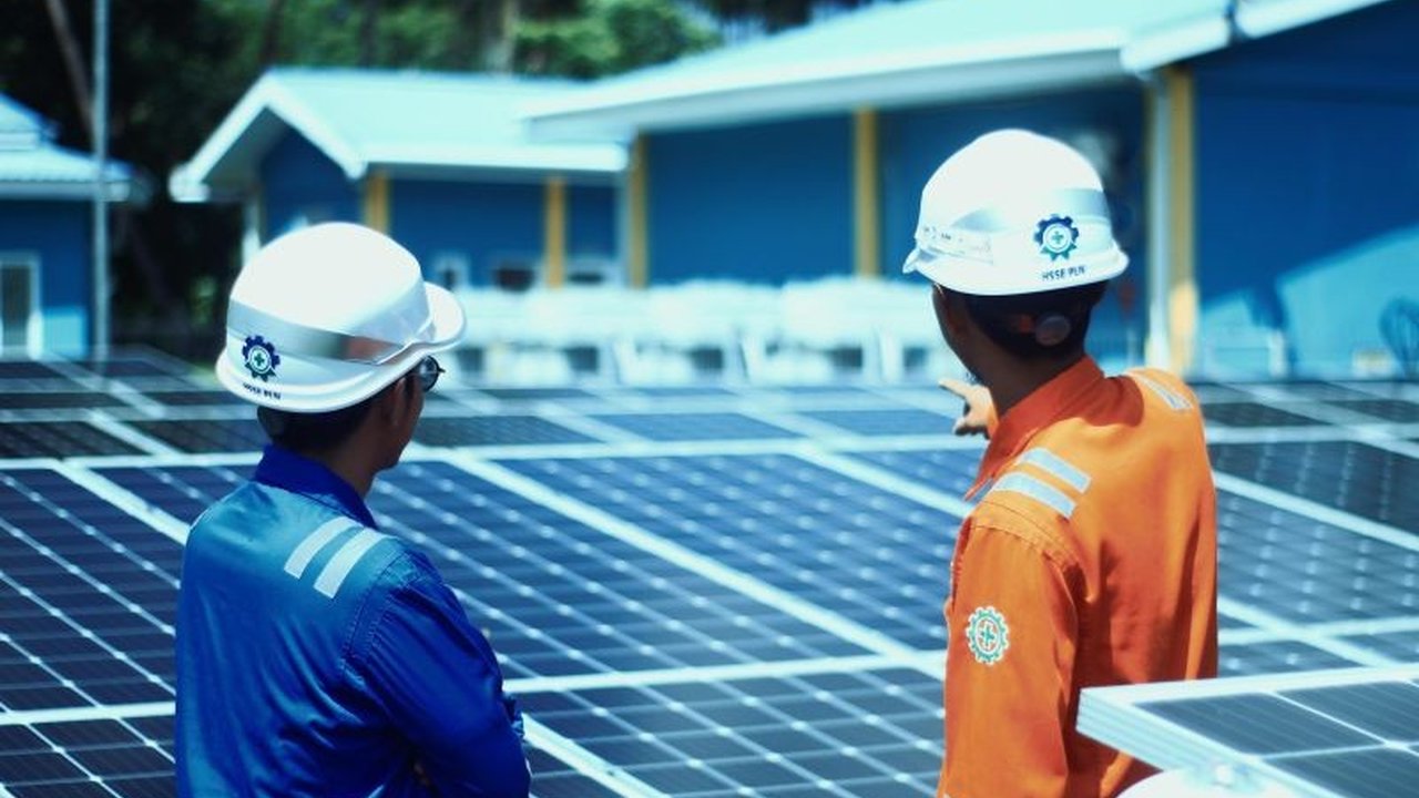 PLN Indonesia Power (PLN IP) aliri listrik bersih ke Kepulauan Selayar via PLTS Hybrid, tingkatkan perekonomian dan pariwisata daerah terluar tersebut.