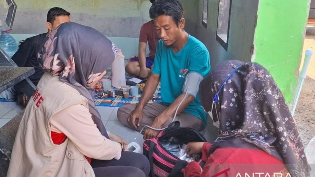 Dinas Kesehatan Cianjur menindaklanjuti dampak banjir dengan melakukan pemeriksaan kesehatan langsung ke rumah warga terdampak, menangani 80 kasus demam, flu, dan gatal-gatal.