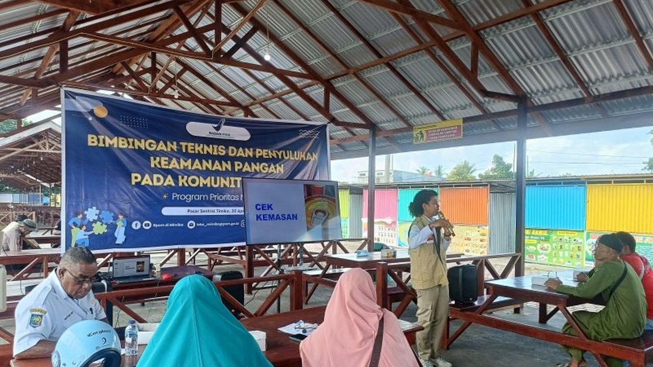 BPOM Loka POM Mimika, Papua Tengah, memberikan penyuluhan keamanan pangan kepada pedagang di Pasar Sentral Timika untuk meningkatkan kesadaran akan pentingnya menjual produk pangan yang aman dikonsumsi.