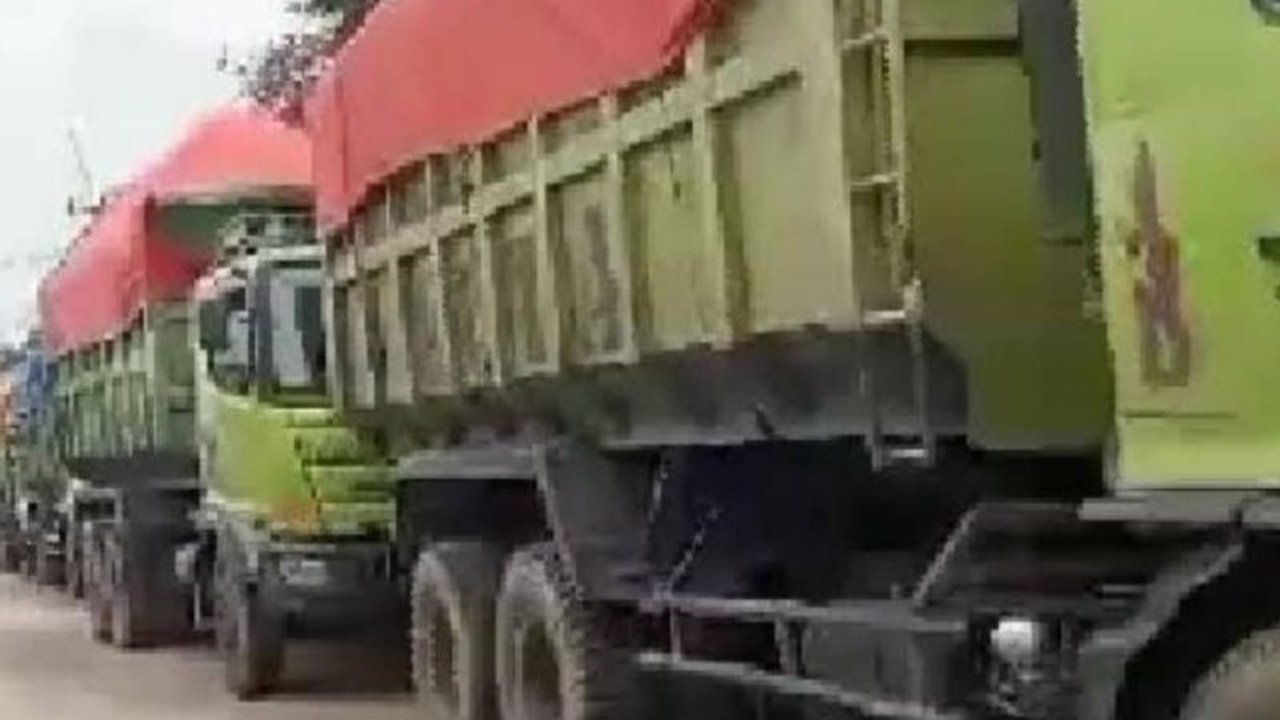 Anggota DPRD Banten, Asep Awaludin, mendesak Pemprov dan Pemkab Lebak menertibkan truk pengangkut tanah merah yang parkir sembarangan di ruas jalan Maja-Koleang, guna mencegah kecelakaan dan kemacetan.