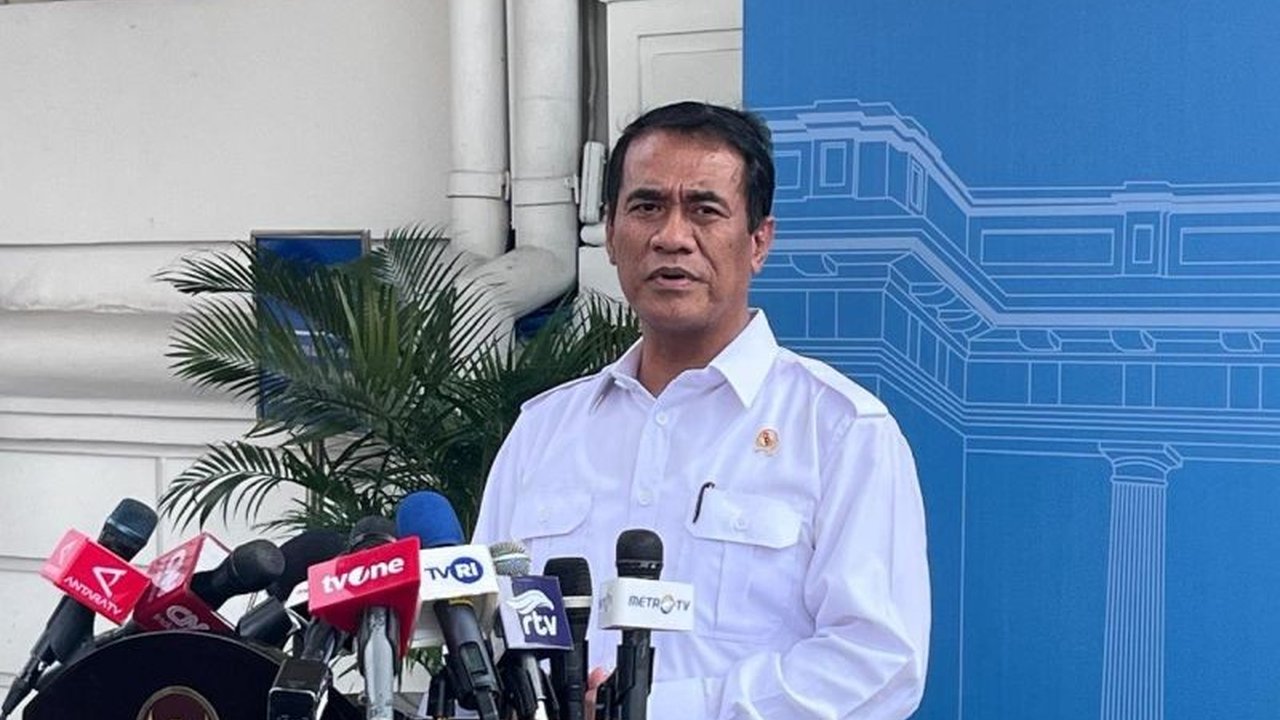 Produksi beras nasional melimpah hingga Bulog harus menyewa gudang tambahan 1,1 juta ton untuk menampung stok beras yang mencapai rekor tertinggi dalam 23 tahun terakhir.