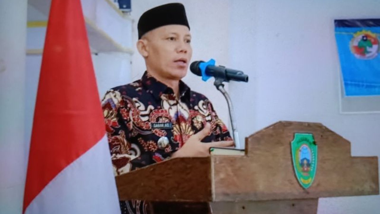 Pemkab Pasaman, Sumatera Barat, berencana membentuk koperasi merah putih di seluruh nagari pada tahun 2025 untuk menggerakkan ekonomi lokal dan mengurangi kemiskinan.