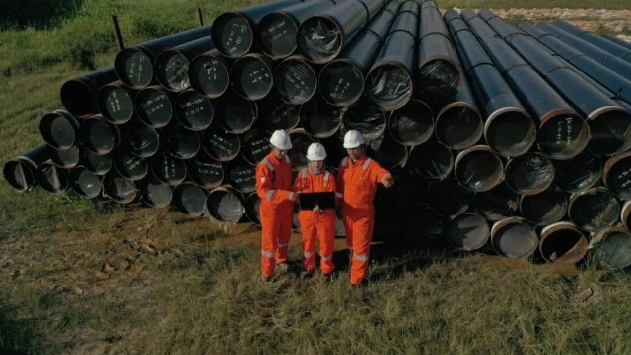 PT Rukun Raharja Tbk (RAJA) berhasil membukukan laba bersih US$29 juta pada 2024, didorong peningkatan penjualan gas dan investasi strategis, serta berencana ekspansi bisnis di sektor midstream dan downstream.