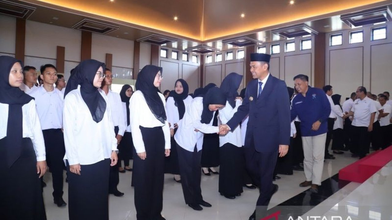 Sebanyak 123 Calon Pegawai Negeri Sipil (CPNS) di Kabupaten Bangka, Kepulauan Bangka Belitung resmi menerima SK dan diingatkan untuk menjunjung tinggi nilai-nilai ASN serta terus meningkatkan kompetensi.