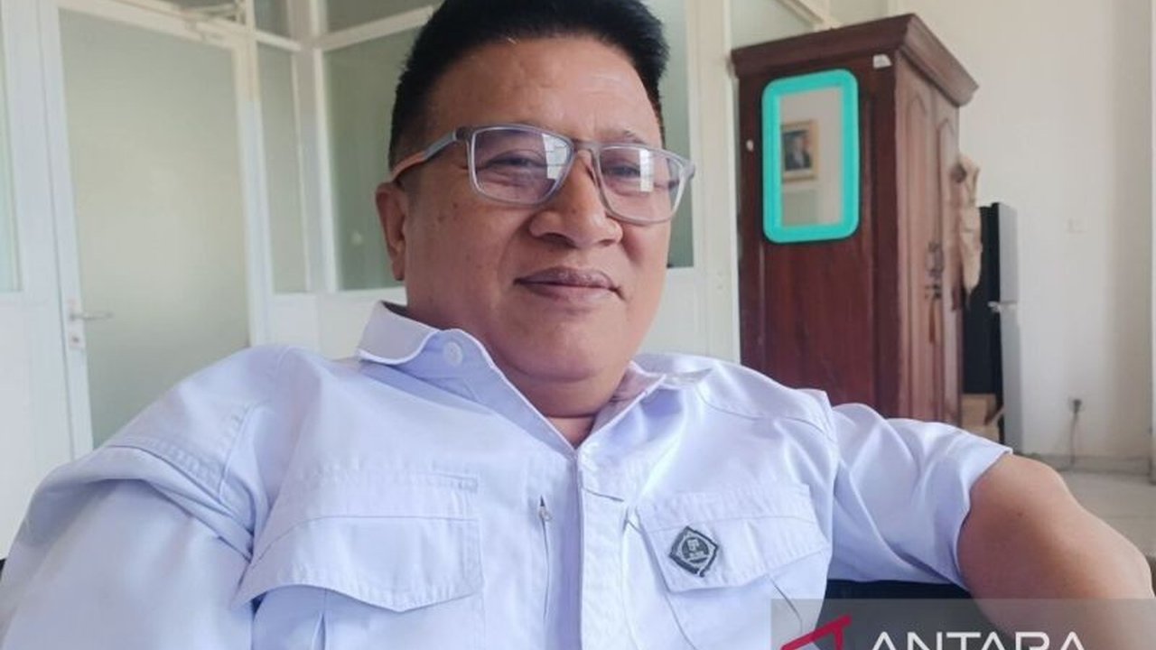 Dinas Lingkungan Hidup Cianjur membangun TPST di Cibeber dengan kapasitas 10 ton/hari untuk mengurangi beban TPAS Mekarsari dan mengolah sampah organik menjadi pakan maggot serta sampah anorganik menjadi RDF.