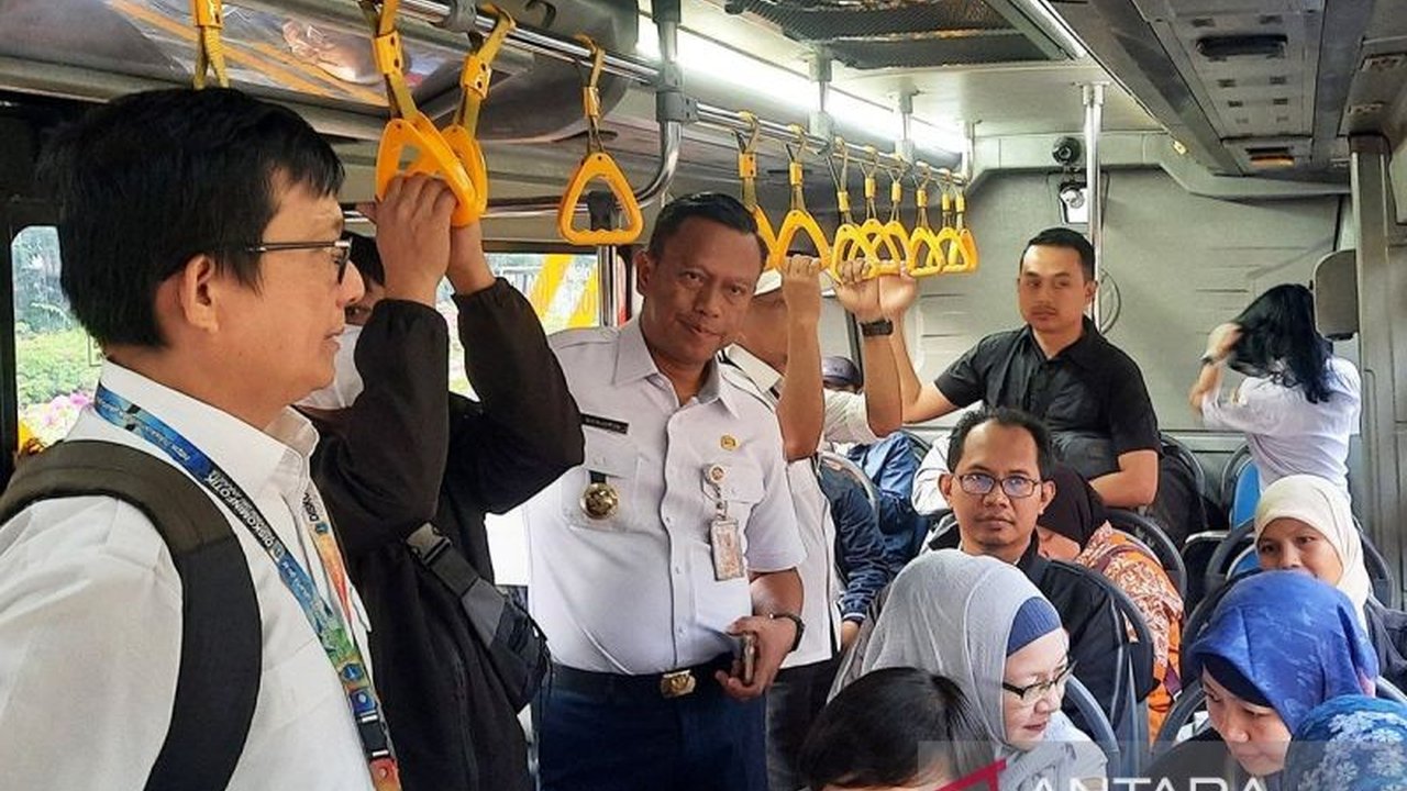 DPRD DKI Jakarta mendukung kebijakan ASN naik angkutan umum setiap Rabu, namun menekankan perlunya sanksi proporsional dan insentif bagi ASN yang patuh.