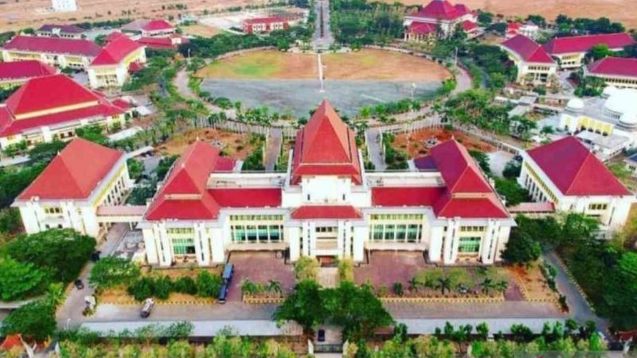 Pemerintah Kabupaten Bekasi menerapkan strategi efisiensi anggaran dan optimalisasi pendapatan pajak untuk mencegah defisit, di tengah kebijakan pemerintah pusat dan tantangan pengelolaan keuangan daerah.