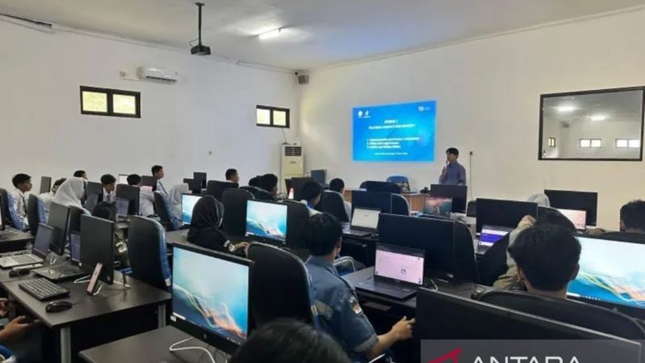 Pemerintah Kabupaten Bangka Selatan berkolaborasi dengan BBPSDMP Kominfo Medan melatih 210 pelajar dalam digital marketing untuk mendorong perekonomian berbasis digital.