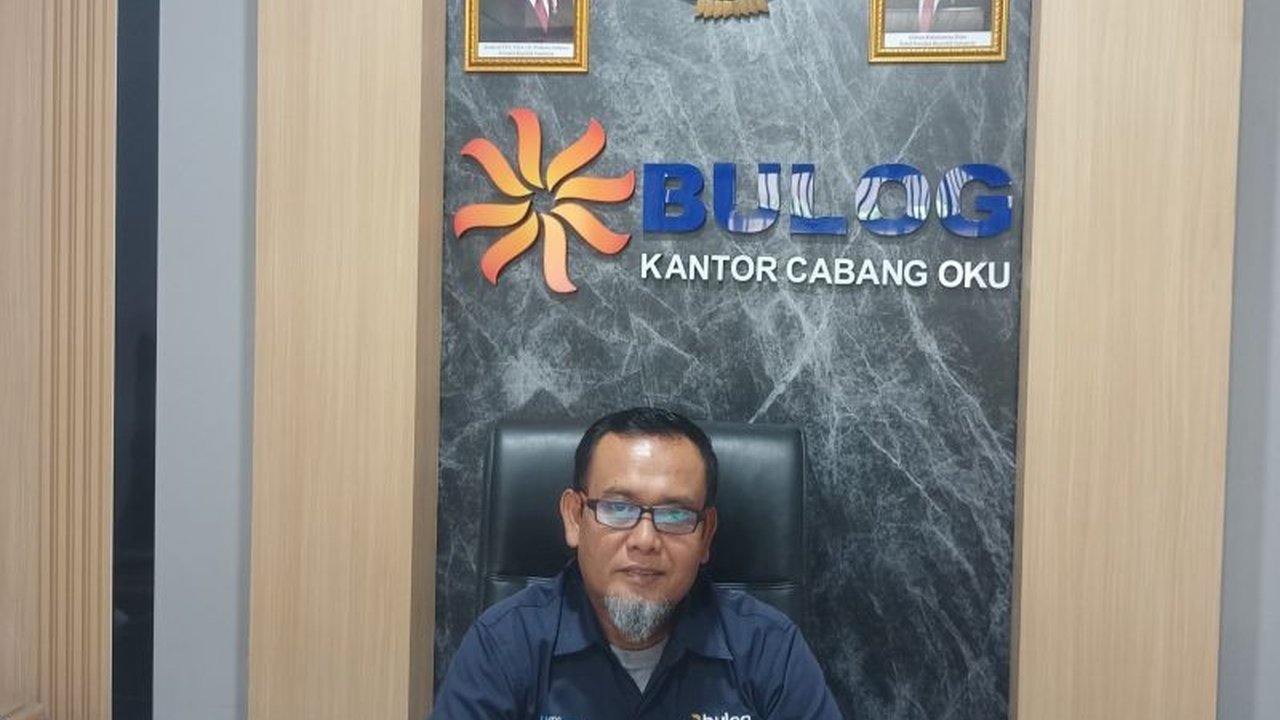 Bulog Kabupaten Ogan Komering Ulu (OKU) memberhentikan sementara penjualan beras SPHP mengikuti instruksi pemerintah pusat untuk fokus menyerap gabah petani di wilayah OKU Raya, dengan target 40 ribu ton pada tahun 2025.