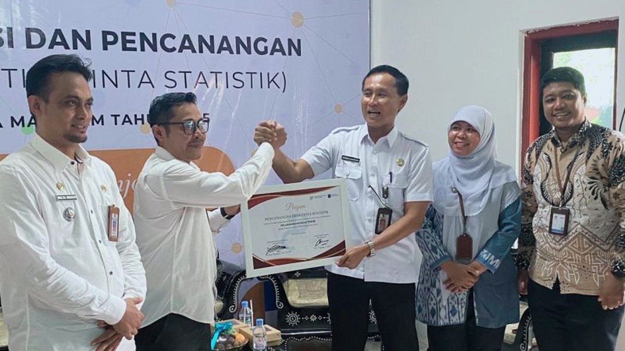Pemerintah Kota Mataram mencanangkan Kelurahan Monjok Timur sebagai Desa Cantik pertama, sebuah program untuk meningkatkan literasi data dan pembangunan berbasis bukti di tingkat kelurahan.