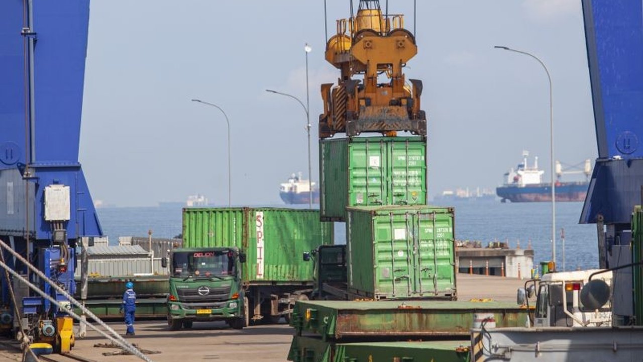 PT Danareksa (Persero) mendorong pengembangan Terminal Peti Kemas Batu Ampar di Batam menjadi pusat logistik regional, ditandai dengan peningkatan produktivitas dan efisiensi yang signifikan serta perluasan konektivitas internasional.