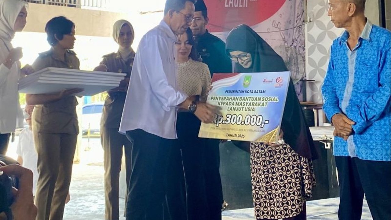 Wali Kota Batam, Amsakar Achmad, mengumumkan pengembalian Rp130 miliar hasil efisiensi anggaran kepada masyarakat melalui berbagai program prioritas, termasuk bantuan sosial untuk 2.000 lansia.