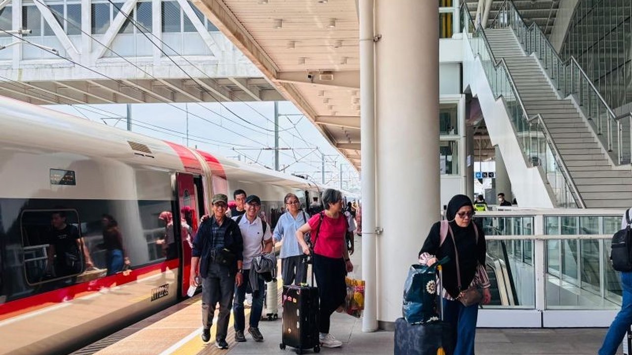 Kereta Cepat Whoosh telah sukses melayani 9 juta penumpang sejak beroperasi pada Oktober 2023, mendorong mobilitas dan pertumbuhan ekonomi lokal.