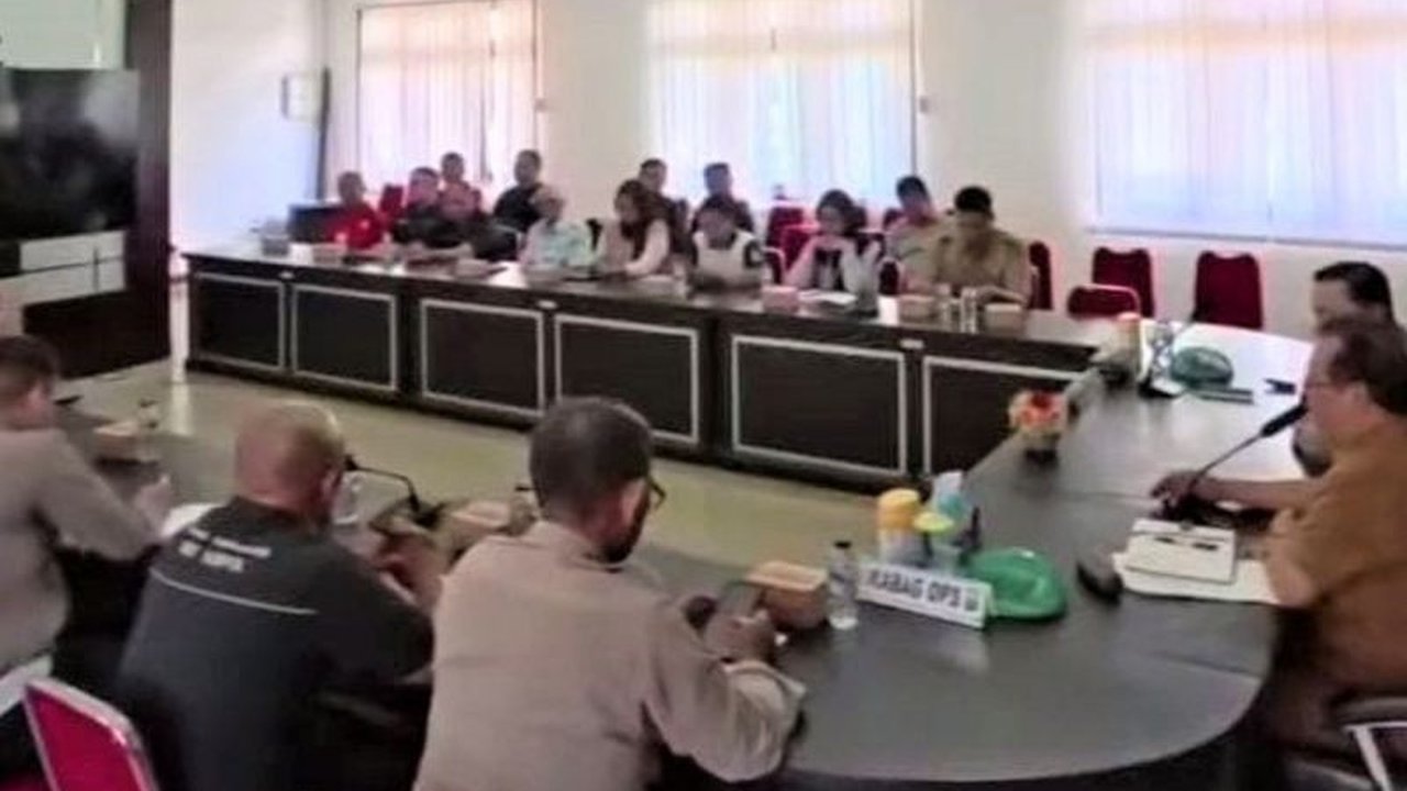 Polisi dan serikat pekerja di Magetan sepakat untuk tidak menggelar demonstrasi pada May Day, dan akan mengadakan bakti sosial pada 5 Mei 2025 sebagai perayaan Hari Buruh.