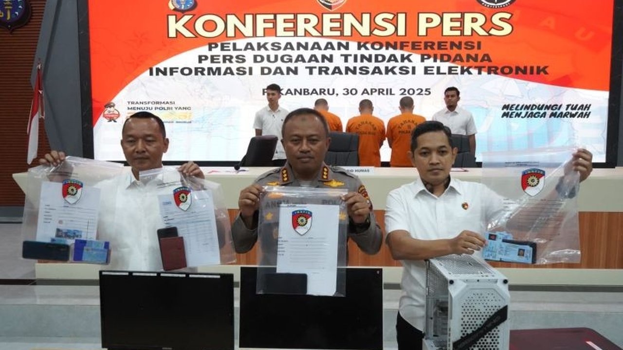 Polda Riau mengungkap sindikat pemalsuan dokumen resmi pemerintah yang dijajakan secara daring melalui media sosial Facebook, dengan empat tersangka berhasil ditangkap.