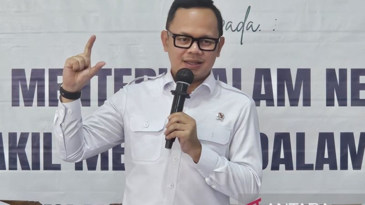 Wamendagri Bima Arya mengingatkan Pemda untuk memperhatikan SDM dan potensi sektor ekonomi kreatif sebelum membentuk Dinas Ekraf, guna menjamin keberlanjutan dan menggali potensi ekosistem ekonomi kreatif.